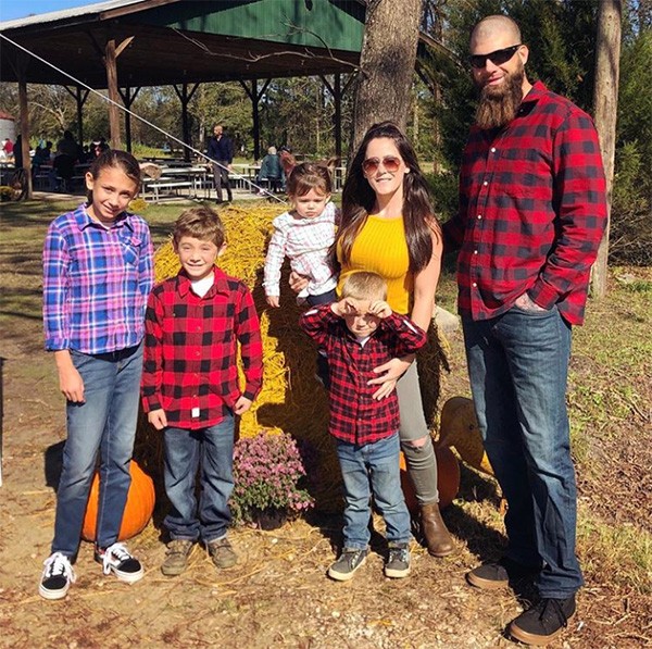 Jenelle Evans, 27 anos, e o marido David Eason, 30 anos, e os filhos (Foto: Instagram)