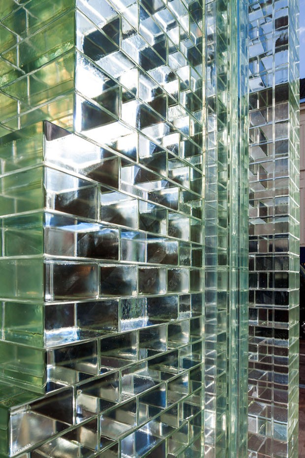 Tijolos de vidro cobrem fachada da nova loja da Chanel (Foto: Daria Scagliola e Stijn Brakkee/)