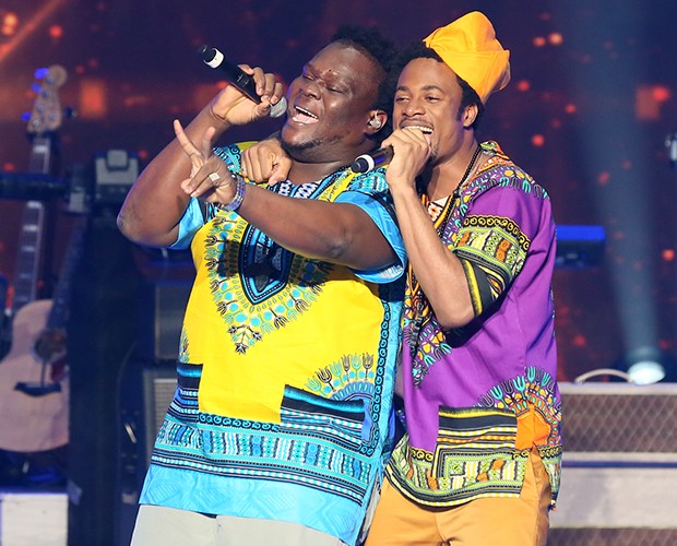 Paulo Ricardo elogia o estilo e dança dos vocalistas da banda Dois Africanos (Foto: Isabella Pinheiro / Gshow)