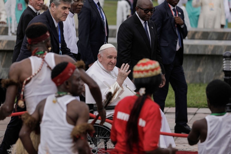 O Papa Francisco acena ao pousar no Aeroporto Internacional N'djili em Kinshasa, na República Democrática do Congo