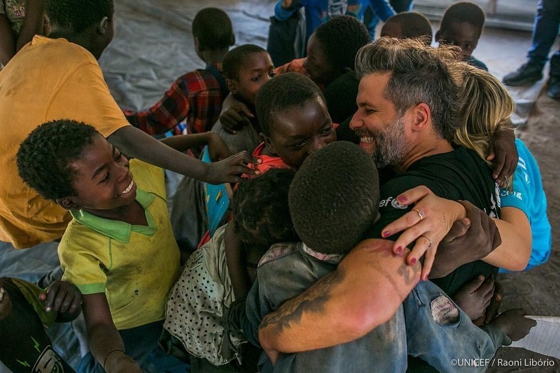 Bruno Gagliasso é recebido com carinho durante humanitária (Foto: Reprodução/Instagram)
