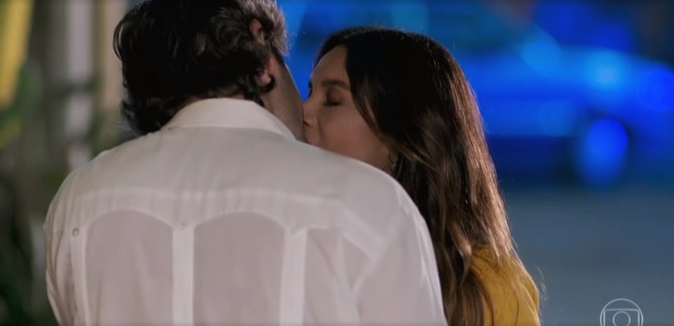 Raimundo (Flávio Tolezani) e Janaína (Dira Paes) trocam beijos, em 'Verão 90' — Foto: TV Globo
