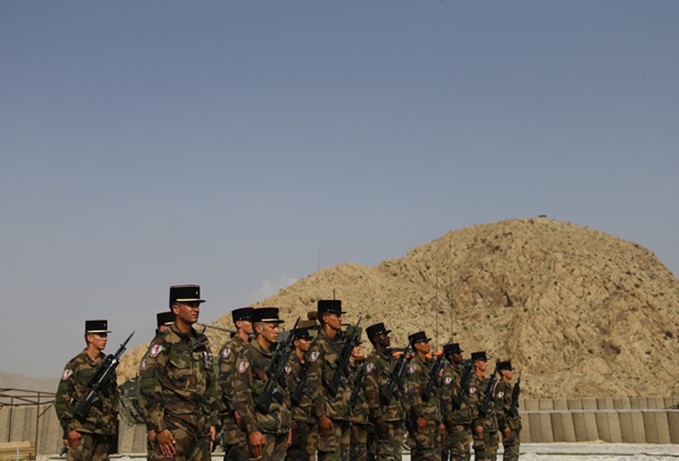 Soldados franceses que compôem as tropas da Otan em regimento no Afeganistão, nesta terça (31), em Cabul — Foto: Alexander Klein / AFP