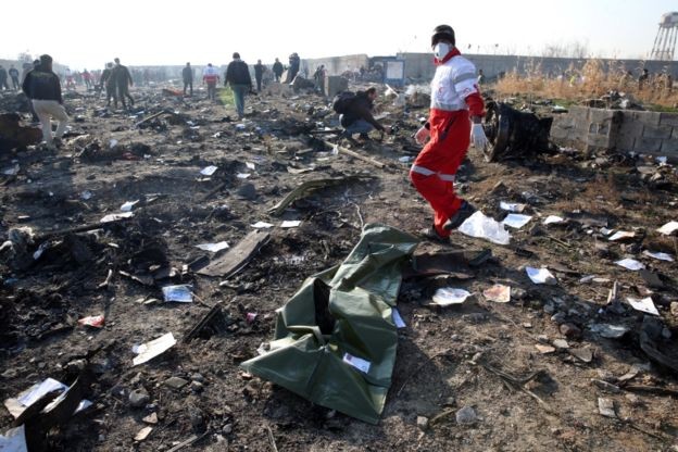 BBC - A caixa preta do avião já teria sido encontrada (Foto: EPA - via BBC)