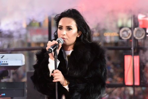 A cantora Demi Lovato durante uma apresentação (Foto: Getty Images)