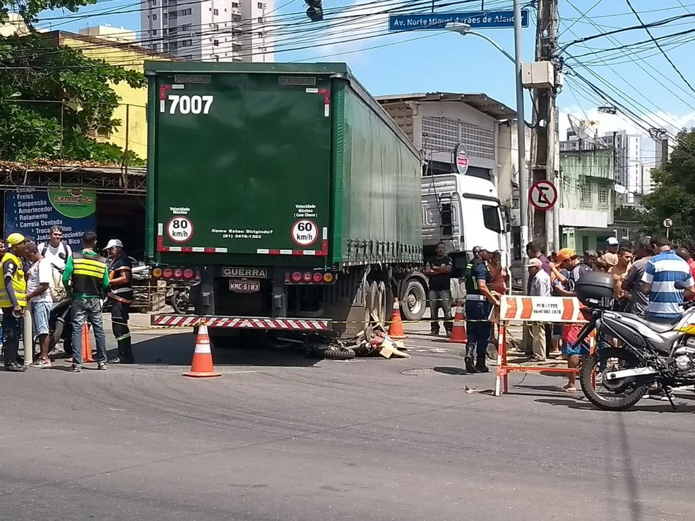 No Recife, carreta atropelou duas pessoas na Avenida Norte, no bairro de Casa Amarela â€” Foto: ReproduÃ§Ã£o/WhatsApp