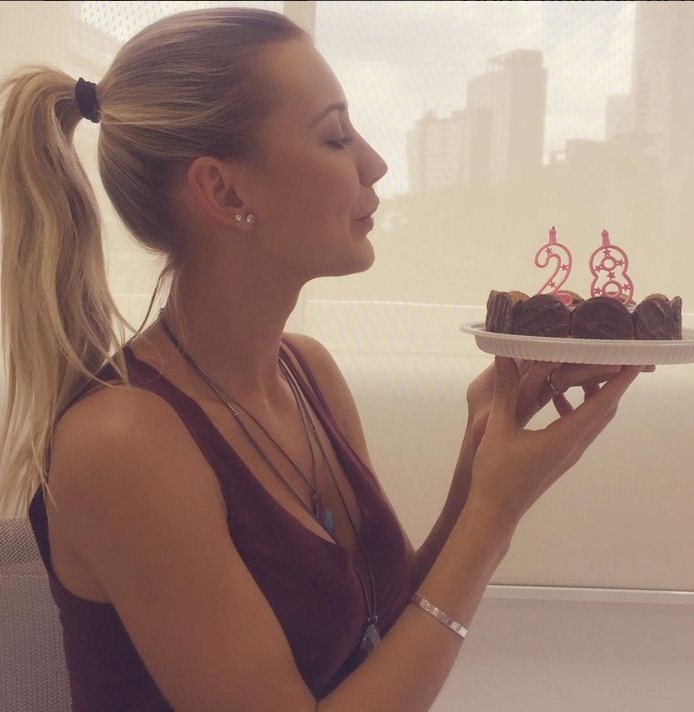 Ana Paula Siebert ganha bolo de aniversário surpresa no escritório (Foto: Reprodução/Instagram)