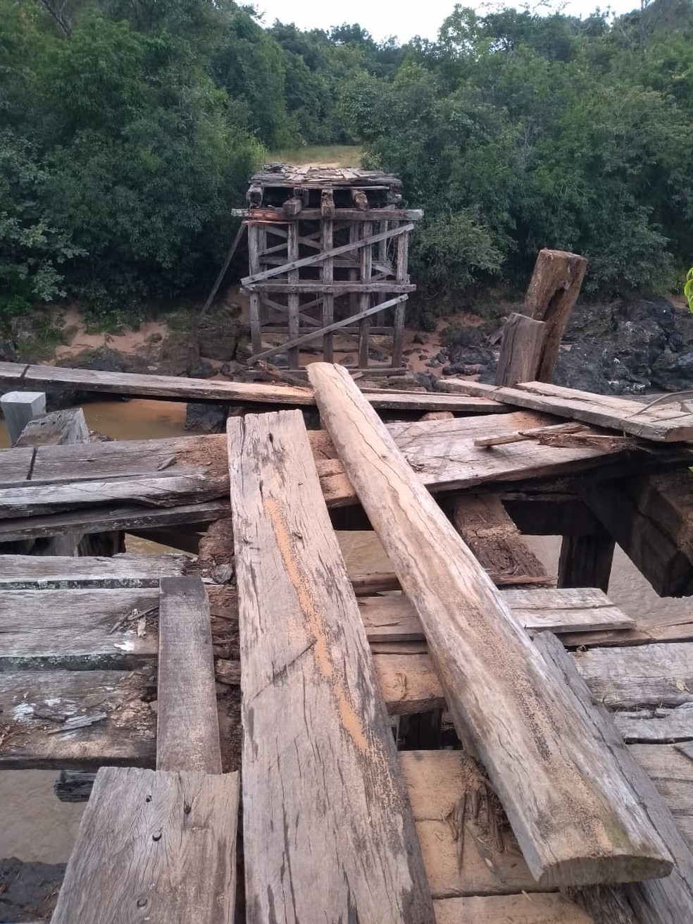 De acordo com moradores, ponte estava sendo sustentada há 5 anos por um cabo de aço, sob o Rio Coxim, em Rio Verde (MS). — Foto: Gabriel Monteiro