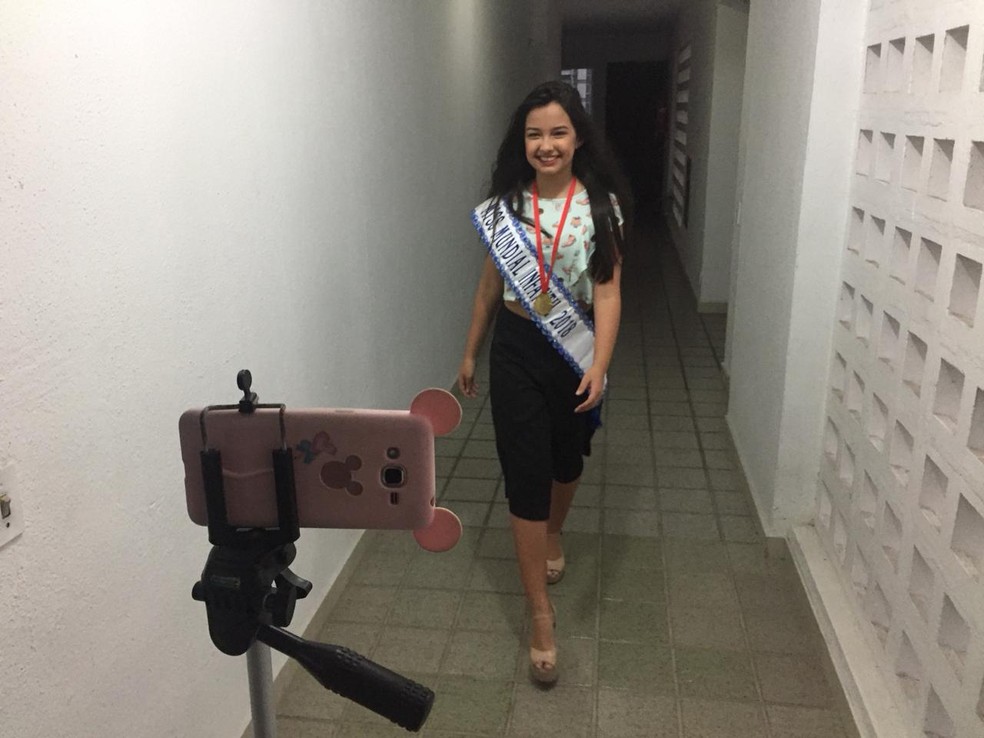 Júlia Titara, 12, diz ter treinado passarela para o concurso Miss Mundial Infantil 2018 sozinha e assistindo a vídeos no YouTube — Foto: George Arroxelas/G1