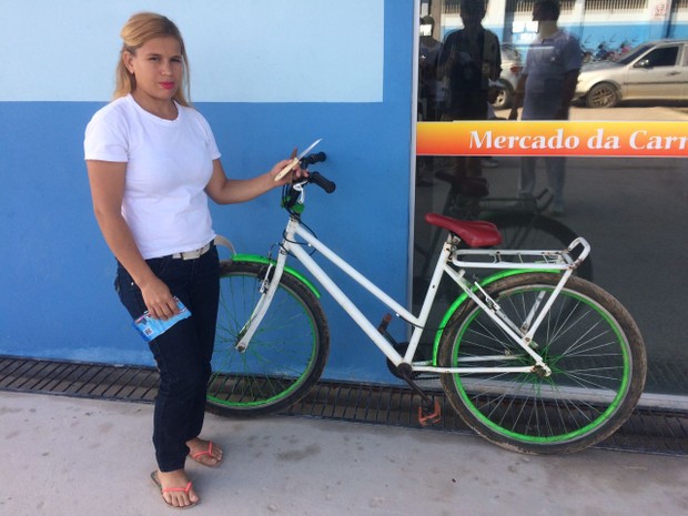Mulher conseguiu ficar com a bicicleta dos assaltantes  (Foto: Gledisson Albano/Arquivo pessoal)