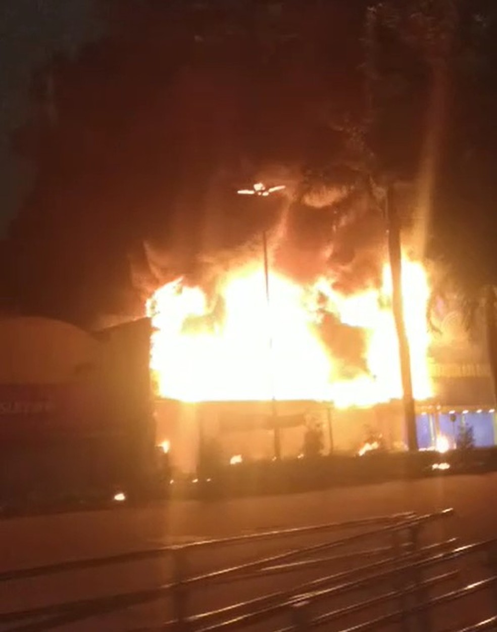 Incêndio no Centro de Barueri, na Grande São Paulo — Foto: Reprodução/Redes sociais