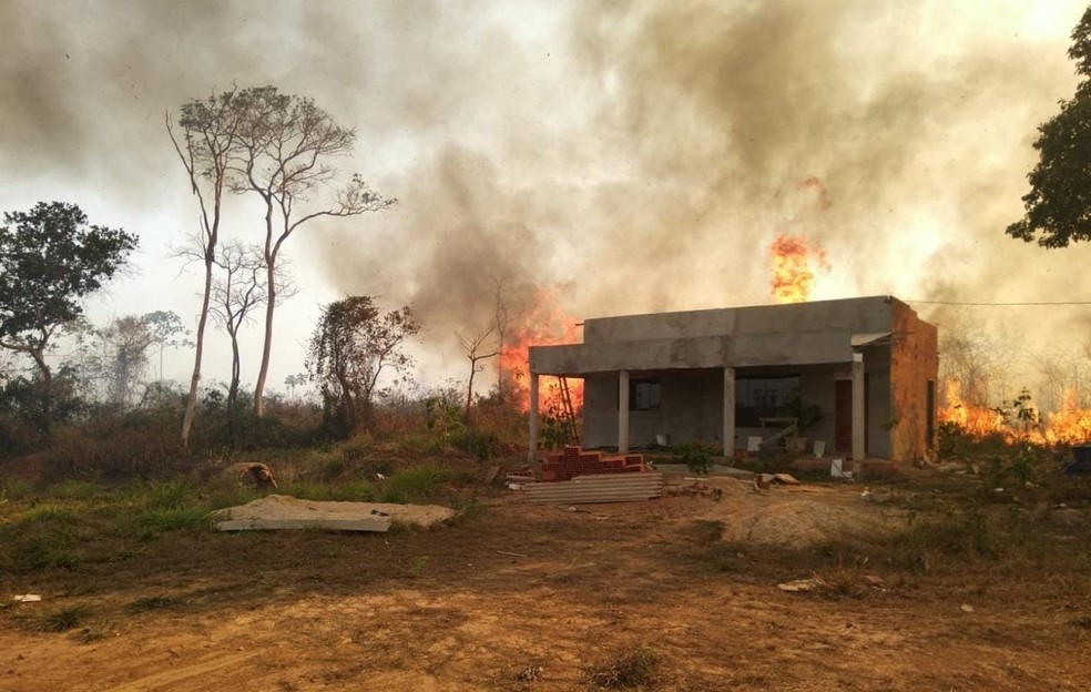Bombeiros tentam evitar que fogo chegue a residências em Pimenta Bueno, RO — Foto: Divulgação