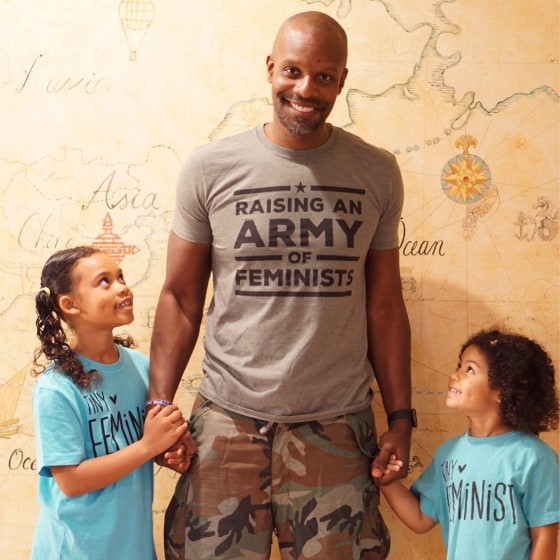Doyin Richards usa o rótulo feminista com orgulho junto com suas filhas (Foto: Reprodução/Today Parents)