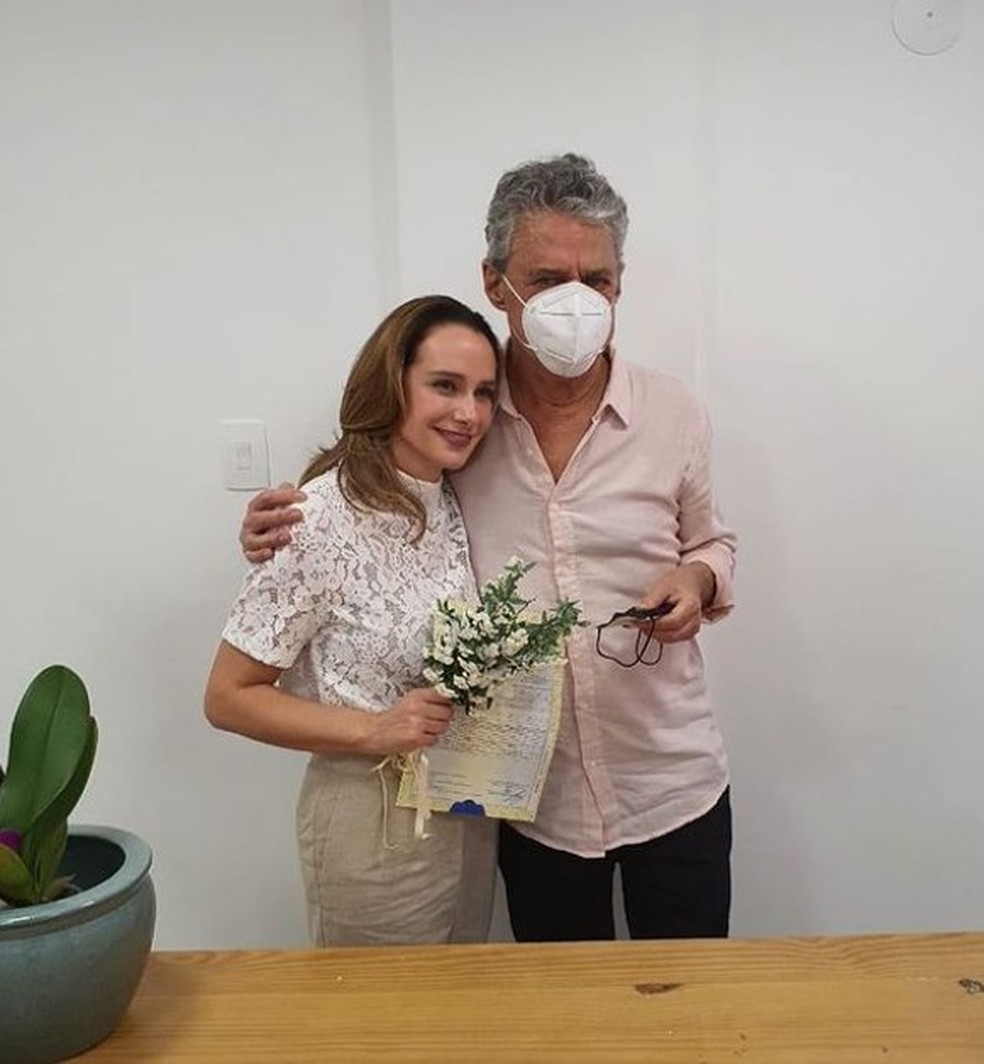 O cantor de 77 anos e a advogada de 47 anos namoram desde 2017. — Foto: Redes Sociais : Cartório de Itaipava