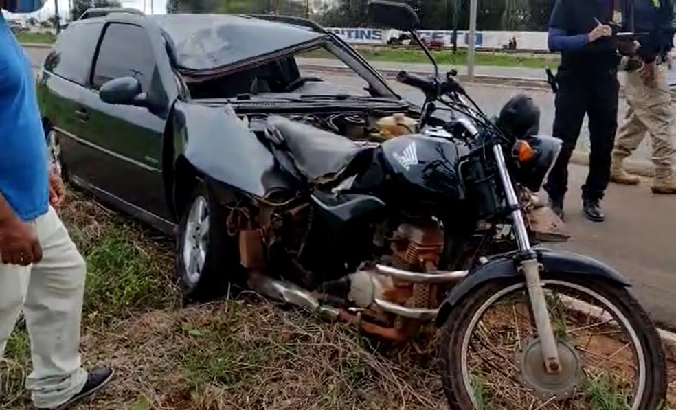 Casal que estava na motocicleta caiu após a colisão — Foto: Claudemir Macedo/TV Anhanguera