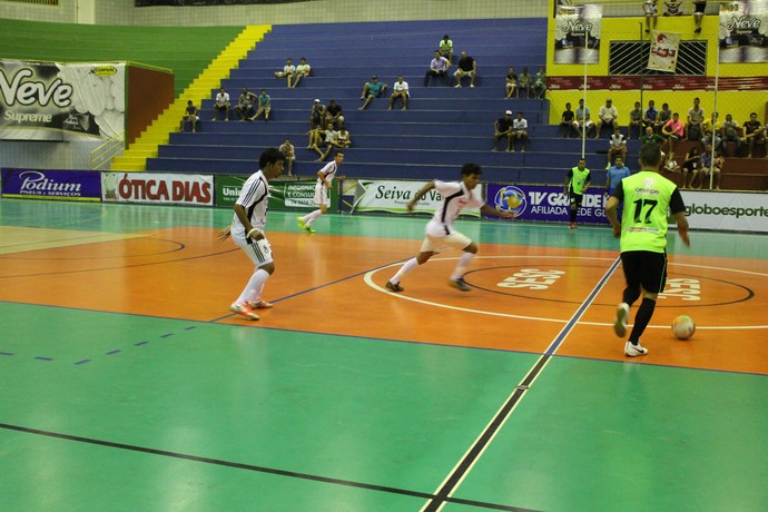 APA Petrolina e Bairro Maria Auxiliadora se enfrentando na Copa TV Grande Rio de Futsal (Foto: Emerson Rocha)