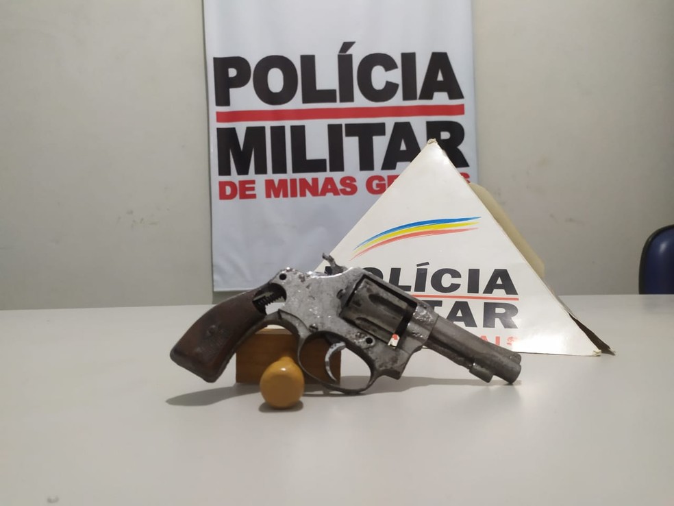 Polícia apreendeu revólver usado no crime — Foto: Polícia Militar/ Divulgação