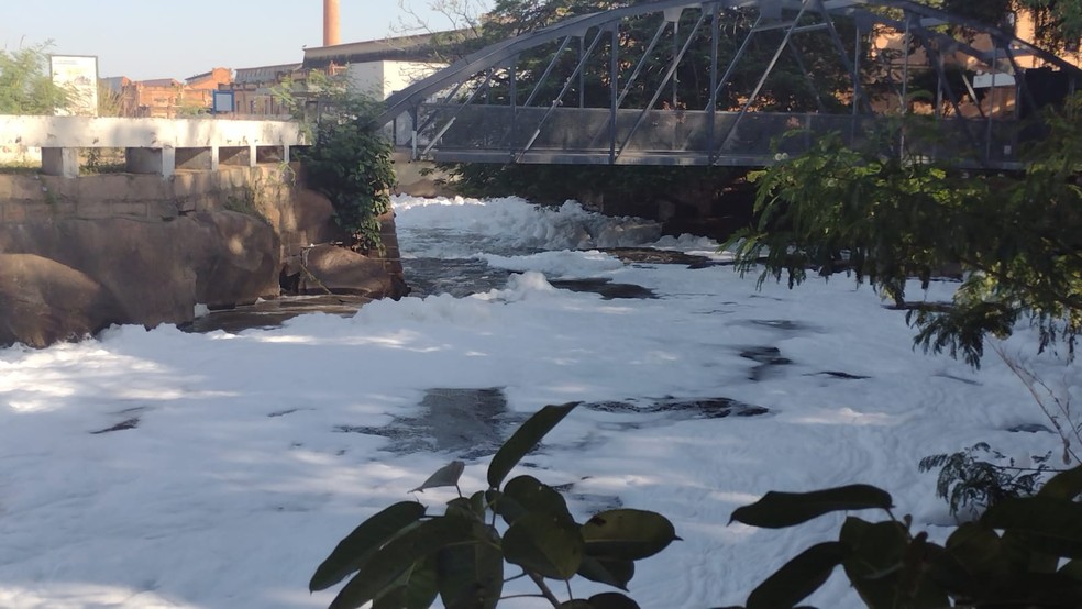 Rio Tietê volta a ficar coberto por espuma tóxica em Salto — Foto: Gilberto Esquerdo/Arquivo pessoal
