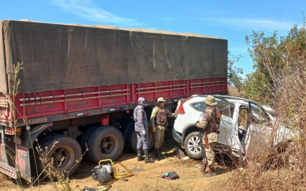 Criança morre em acidente entre carro e carreta no oeste da Bahia. — Foto: Redes sociais