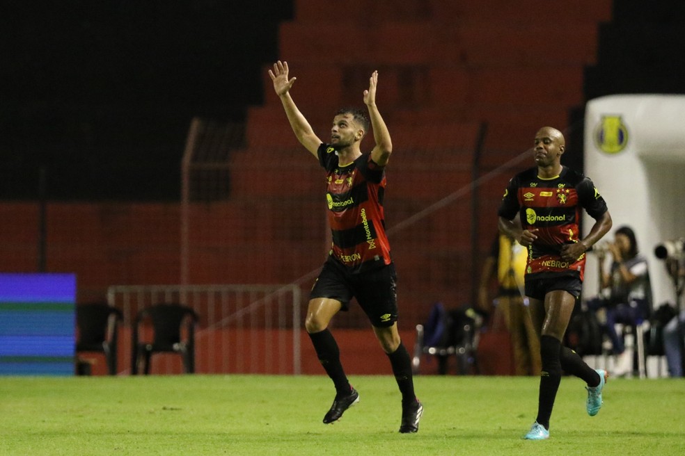 Rafael Thyere, zagueiro do Sport, comemora gol contra o Guarani — Foto: Marlon Costa/Pernambuco Press