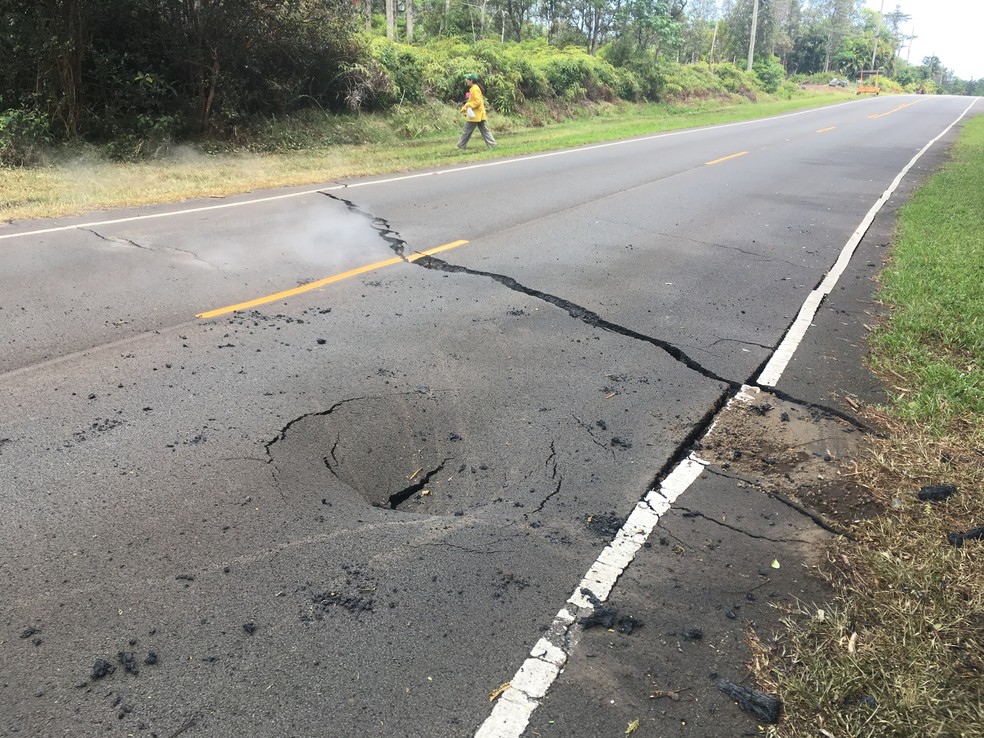 Rachadura se abre na Pohoiki, estrada perto de Leilani Estates, no Havaí (Foto: Survey/Handout via REUTERS)