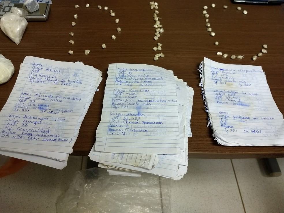 Cartas com controle de tráfico de drogas também foram apreedidas (Foto: Aline Nascimento / G1)