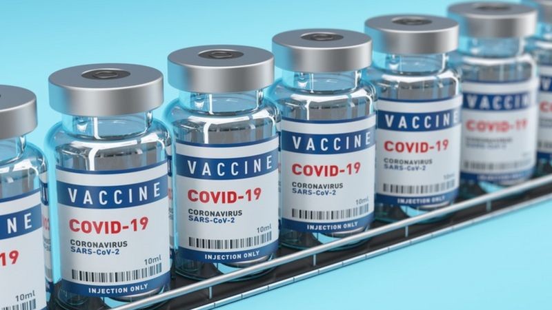 Segundo agências reguladoras e especialistas, casos graves de reação à vacina são raros (Foto: Getty Images)