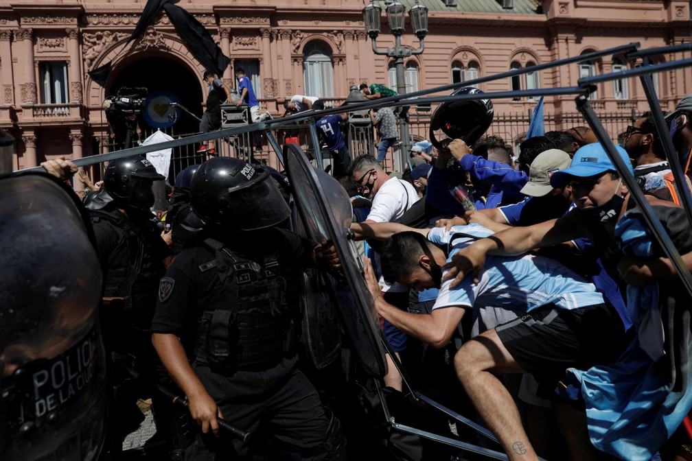 Confusão entre torcedores e polícia na entrada da Casa Rosada, que abriga o velório de Diego Maradona nesta quinta (26) — Foto: Reuters/Ricardo Moraes