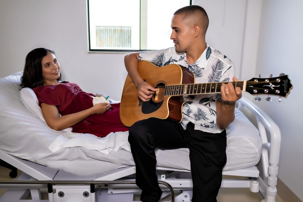 Chirley e o marido durante ensaio fotográfico no hospital em Rondônia — Foto: Elizeu Gomes