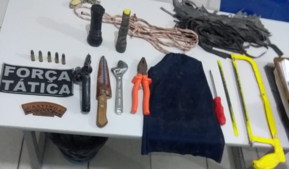 Materiais encontrados com os suspeitos — Foto: Divulgação/PM