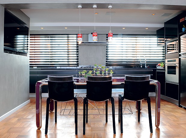 Abertapara a sala, a cozinha tem mesa clip, da ovo, e cadeiras de Philippe Starck, à venda na Kartell. os armários são da Brinna e as luminárias de Ingo Maurer (Foto: Marcelo Magnani/Casa e Jardim)