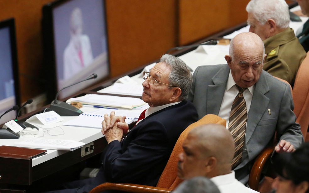Ex-presidente Raúl Castro (esq.) integra comissão constituinte (Foto: Reuters/Alexandre Meneghini)