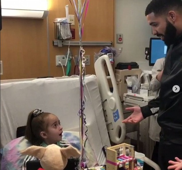 A visita de Drake ao hospital no qual está internada a pequena Sofia Sanchez (Foto: Instagram)