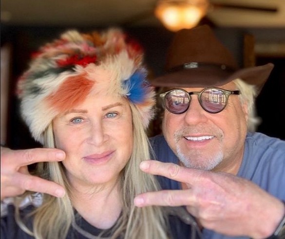A irmã da atriz Sharon Stone, Kelly, com o marido (Foto: Instagram)