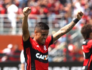 Everton, do Fla, dá passe de letra e leva o título de abusado de outubro