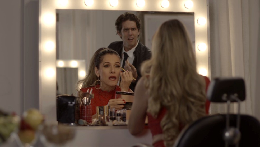 Pablo (Rafael Infante) acha estranho ver Silvana (Ingrid Guimarães) se maquiando — Foto: Globo