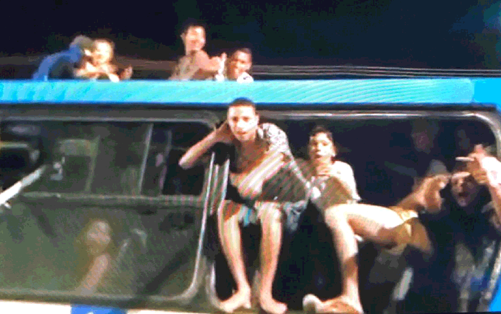 Jovens saem por janela de ônibus no DF, na EPNB — Foto: TV Globo/Reprodução