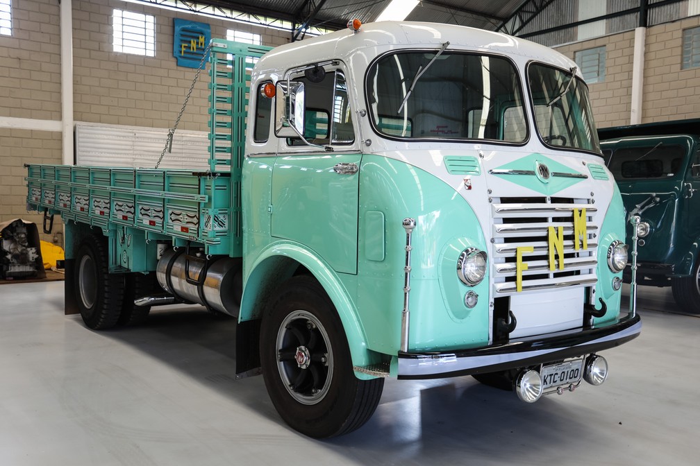 Caminhão Fenmê da coleção de Osvaldo Strada em sua casa em Pilar do Sul (SP) (Foto: Fábio Tito/G1)