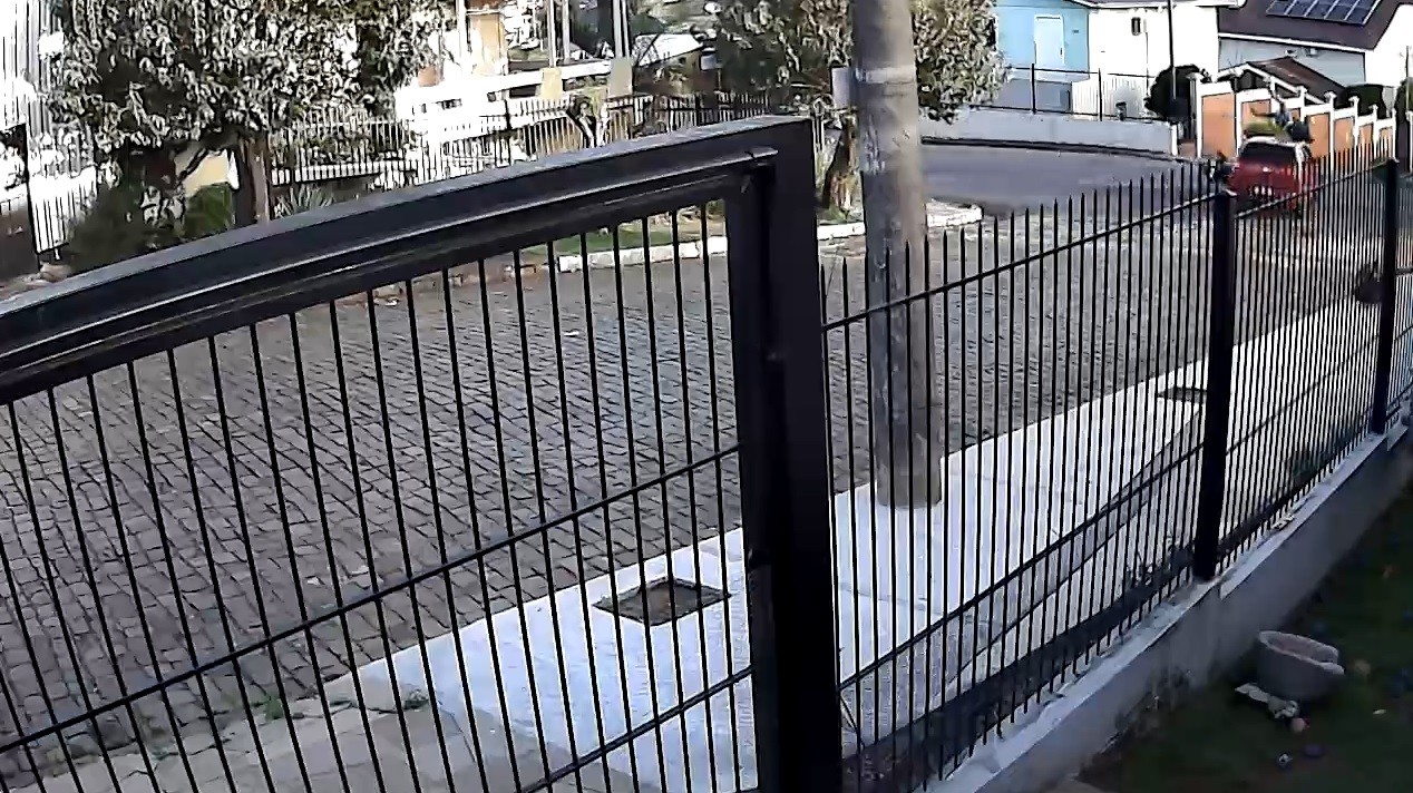 Motociclista é arremessado por cima de carro após ter a frente cortada em Passo Fundo, diz polícia; VÍDEO