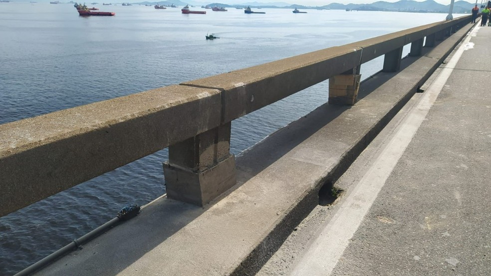 Guarda-corpo da Ponte Rio-Niterói passa por reparos — Foto: Divulgação/Polícia Rodoviária Federal
