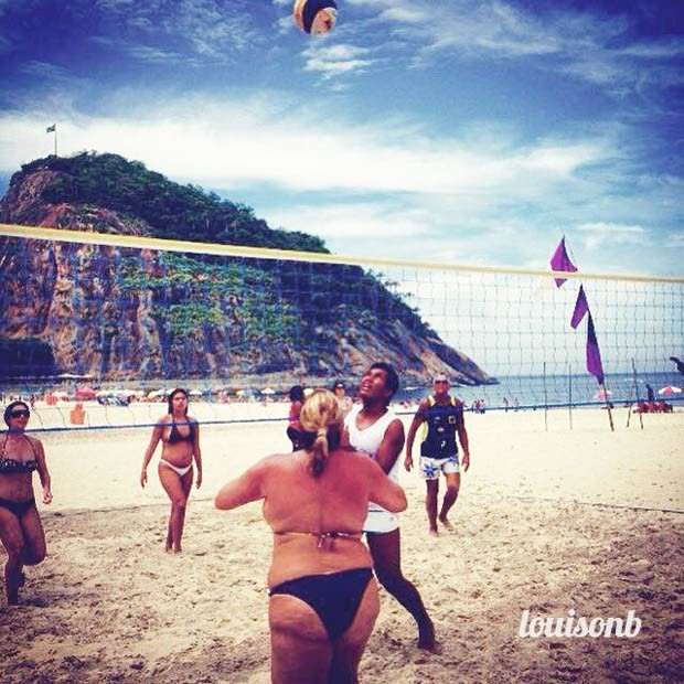 O primeiro contato com o calor do Brasil nas areias de Copacabana (Foto: Reprodução / Instagram)