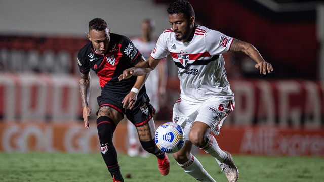 Janderson e Reinaldo em lance de Atlético-GO x São Paulo