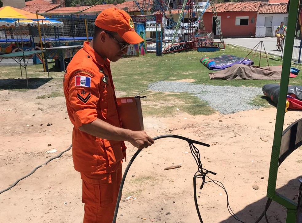 Fiação emendada sem segurança foi um dos problemas encontrados pelos bombeiros — Foto: Divulgação/Corpo de Bombeiros