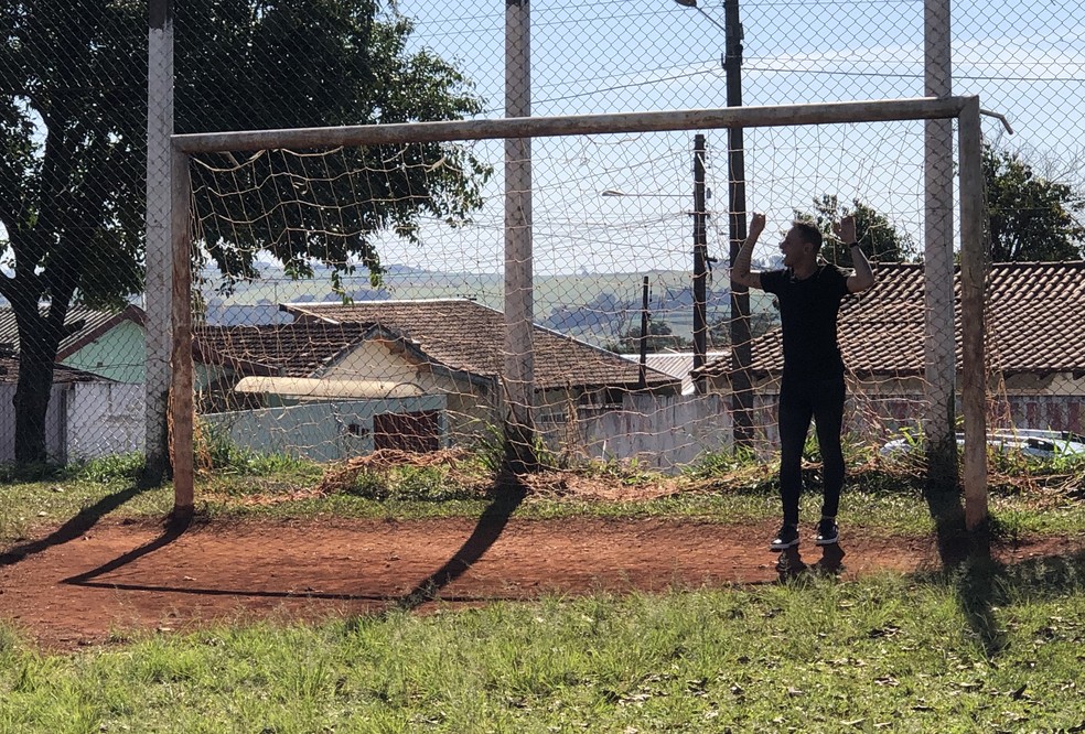 Lateral revisita o campinho onde jogou por mais de uma década — Foto: Ivan Raupp