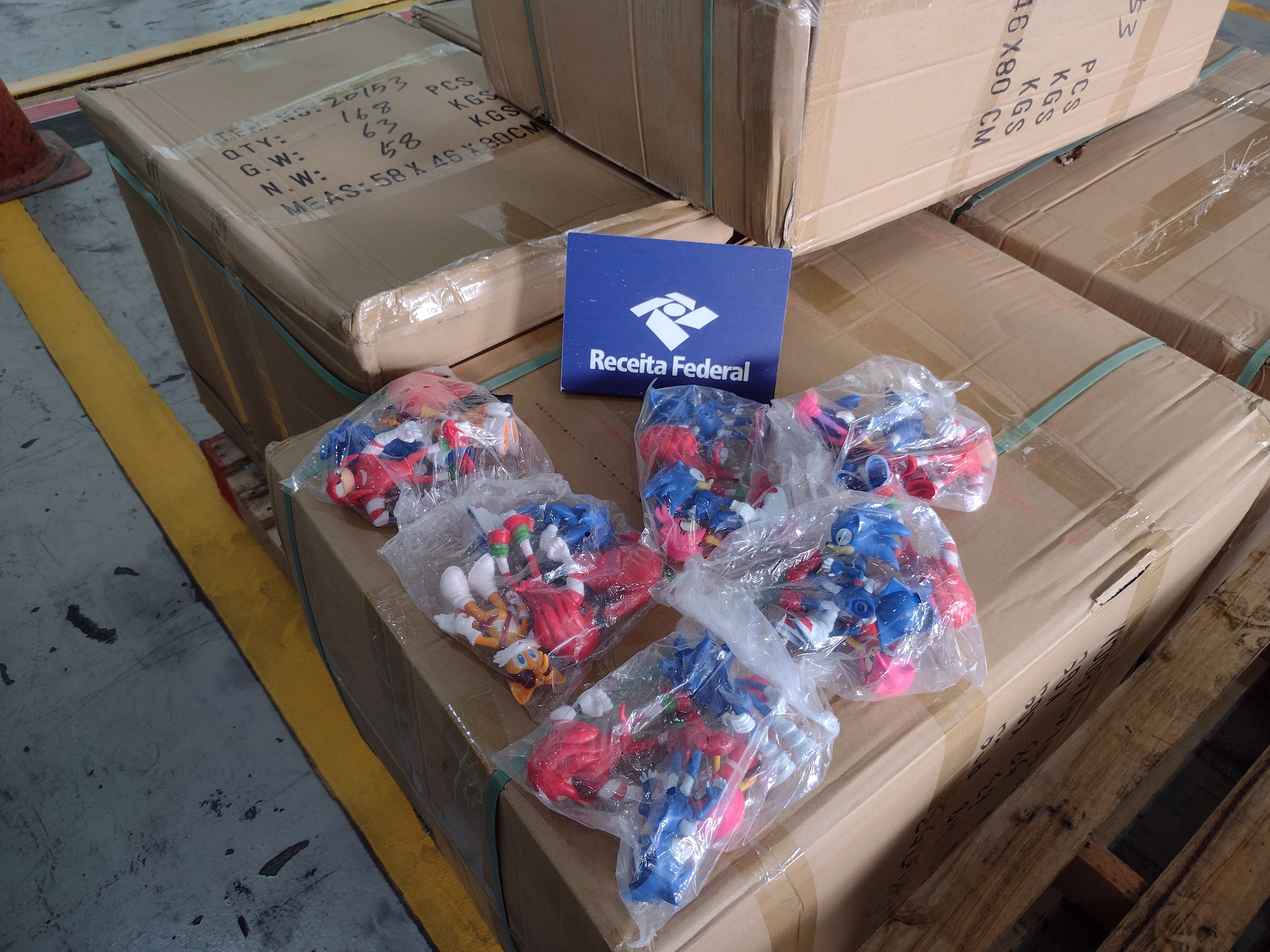 Receita Federal retém 16 toneladas de brinquedos falsificados no Porto de Santos, SP