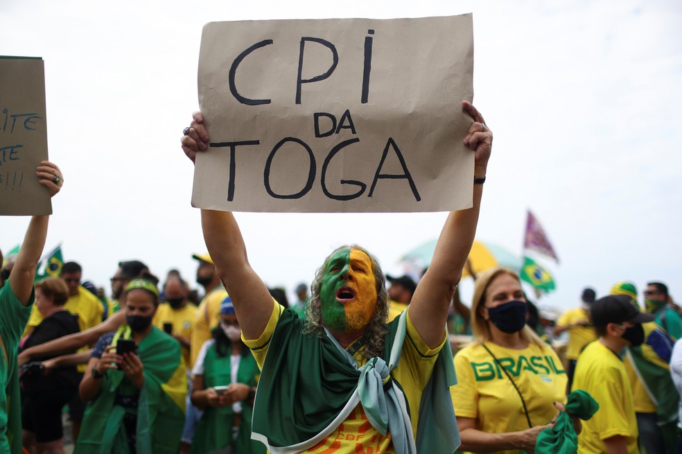 Manifestante pede a "CPI da toga" nos atos a favor de Jair Bolsonaro no Rio de Janeiro — Foto: Pilar Oliveira/Reuters