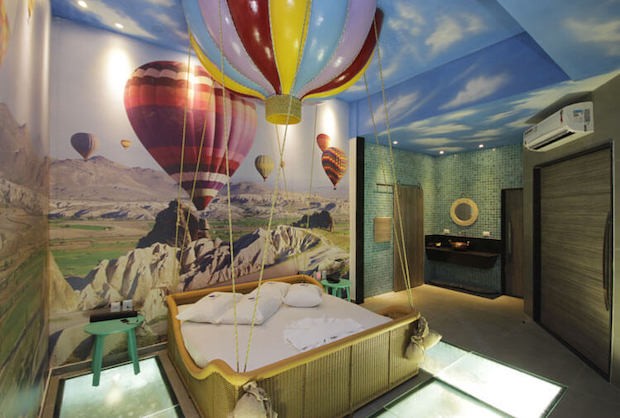 O Turquesa Motel, em Recife (PE), tem uma suíte Balão com cama que simula um cesto de voo (Foto: Turquesa Motel / Reprodução)