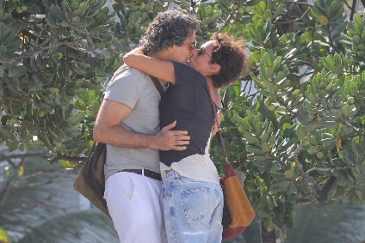 Recuperado de Covid-19, Eduardo Moscovis grava cena de beijo com Andréa Beltrão (Foto: AgNews)