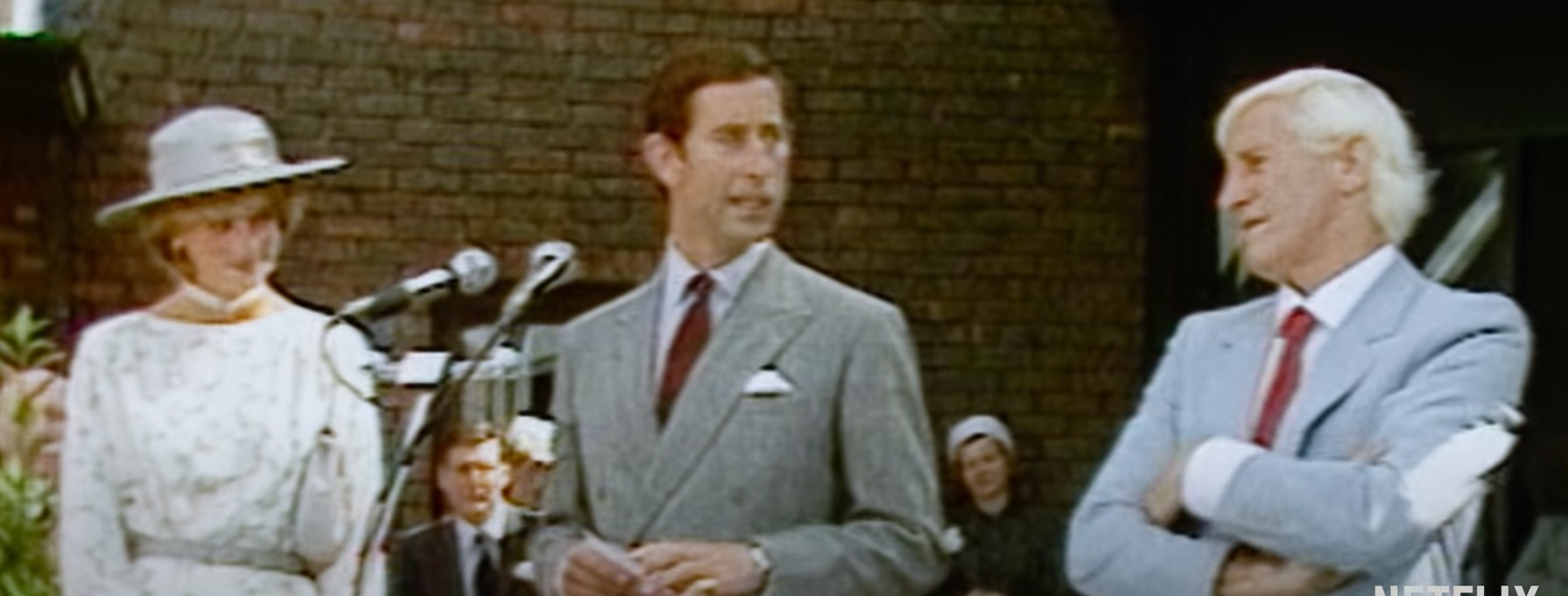 Cena do documentário Jimmy Savile: A British Horror Story mostra a princesa Diana e o príncipe Charles ao lado de Jimmy Savile (Foto: Reprodução)