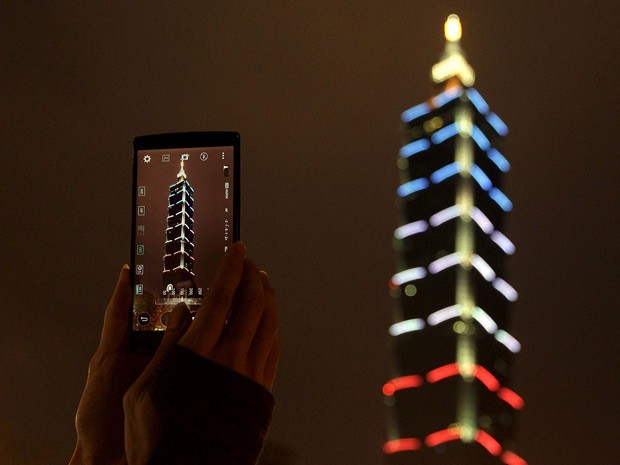  Edifício Taipei 101, cartão-postal de Taiwan, é iluminado com as cores da bandeira francesa. (Foto: REUTERS/Pichi Chuang)